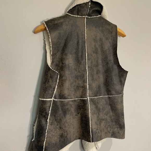 JACK BY BB DAKOTA GOODRICH FAUX SHEARLING VEST - Picture 5 of 6
